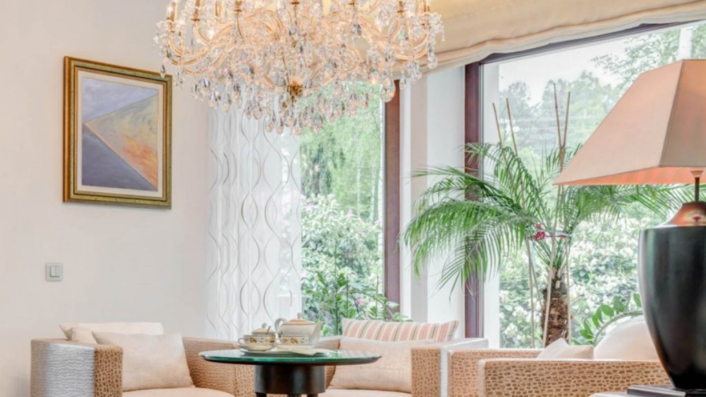 4 Tips on Choosing the Right Chandelier for Your Living Room